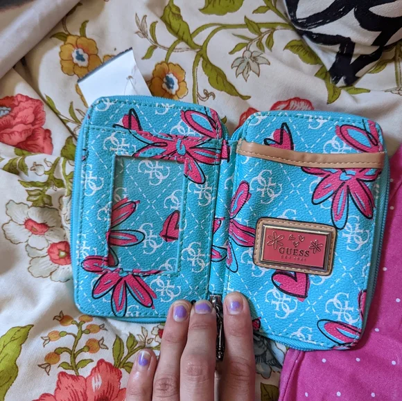 Guess Hand Wallet - Picture 2 of 4